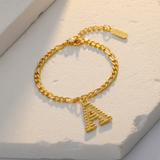 Bracelet initiale - flat lay