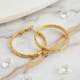 Éclat Romantique — Boucles d’Oreilles Cœur Relief Élégant