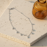 Collier zircon argent - flat lay pierre texturée