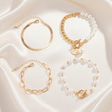 Set bracelets perles dorées - flat lay soie ivoire