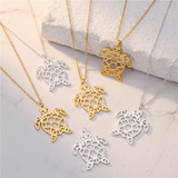 Colliers tortue or et argent - flat lay vue du dessus