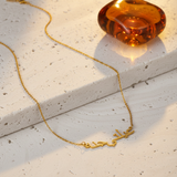 Collier prénom arabe doré - pierre travertin + verre ambré