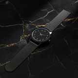 Montre Noire sur Marbre