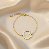 Bracelet chat doré - flat lay soie ivoire