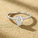 Bague poire argent debout éclairage dramatique