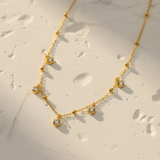 Collier zircon doré - macro pierre blanche