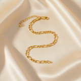 Bracelet Figaro doré - flat lay soie ivoire