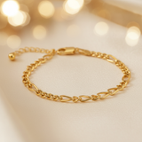 Bracelet Figaro doré - macro close-up maillons